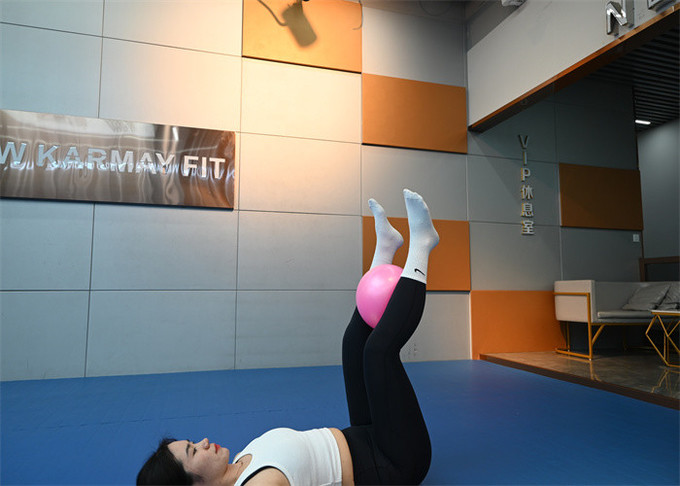 trường hợp công ty mới nhất về Làm thế nào để sử dụng một quả bóng Pilates mềm